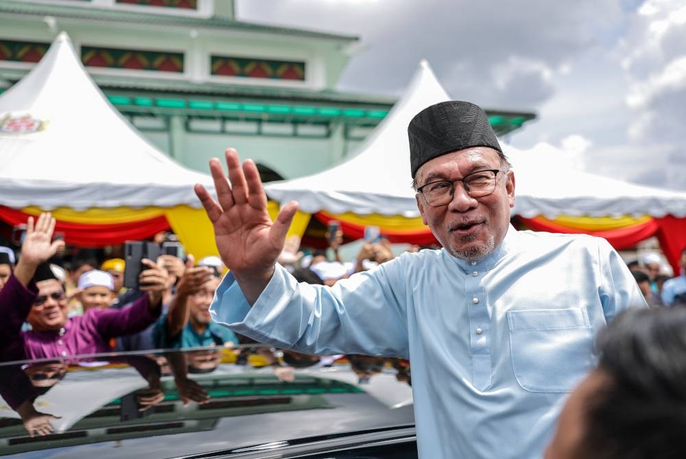 Perdana Menteri Datuk Seri Anwar Ibrahim meninggalkan pekarangan Masjid Jamiul Ehsan, Kampung Kubu Gajah, Sungai Buloh selepas beliau menunaikan solat Jumaat. - Foto Bernama