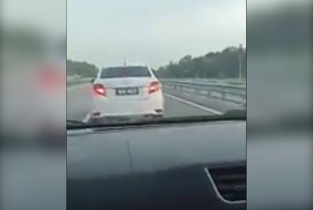 Tangkap layar video tular memaparkan kereta yang terlibat buli jalanan di Kilometer 20.9 dari Teluk Kemang menghala ke Seremban.