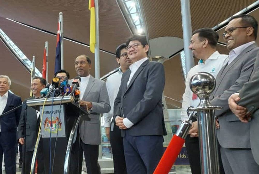 Zamby ketika dalam sidang media di KLIA pada Jumaat.