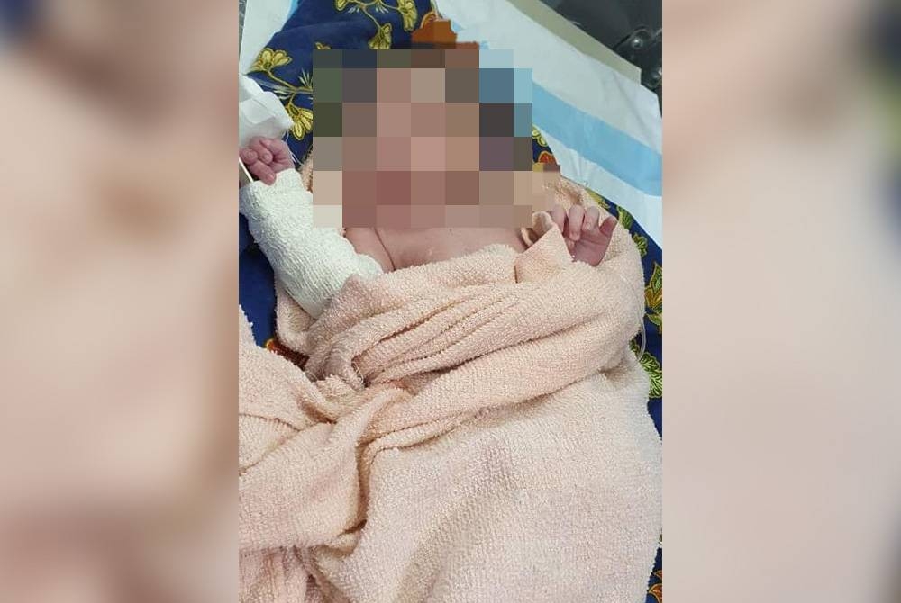 Bayi perempuan cukup sifat ditemui di dalam plastik dan diletakkan di belakang sebuah kenderaan pacuan empat roda di Kampung Susulat Sook, Keningau.