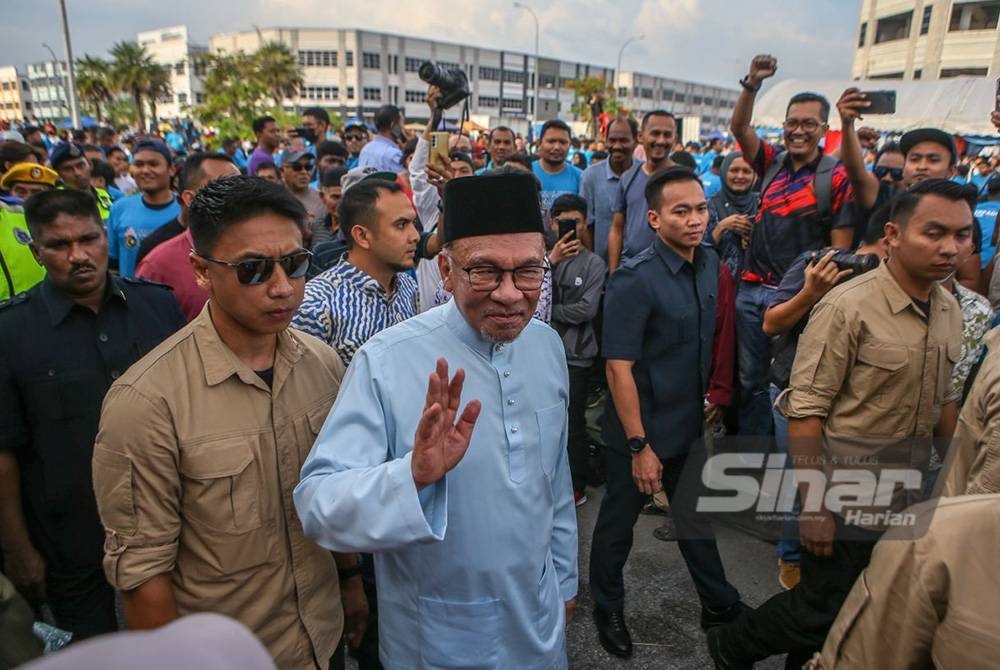 Anwar melambai dan bersalaman dengan hadirin yang hadir pada Himpunan Madani Kedah di Dataran Stargate.