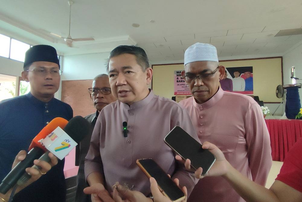 Salahuddin ditemui pemberita selepas Majlis Santai Minum Petang dan Sumbangan Bakul Rahmah di Dewan Restoran Anjung Kuala pada Jumaat.