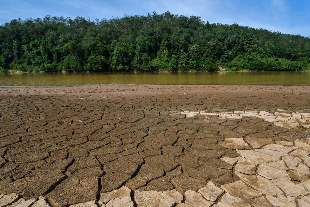 Cuaca panas yang panjang bukan sahaja mengakibatkan tanah menjadi kering dan merekah malah menyebabkan paras air sungai Kelantan surut. - Foto Bernama.