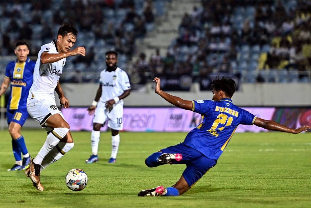 Pemain Terengganu FC, Adisak Kraisorn (kiri) diasak pemain Sri Pahang FC, Muhammad Syazwan Andik Mohd Ishak (kanan) pada perlawanan Liga Super Malaysia 2023 di Stadium Sultan Mizan Zainal Abidin hari ini. - Foto Bernama