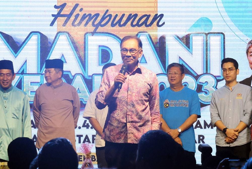 Anwar ketika berucap pada program Himpunan MADANI Kedah 2023 malam ini. - Foto Bernama