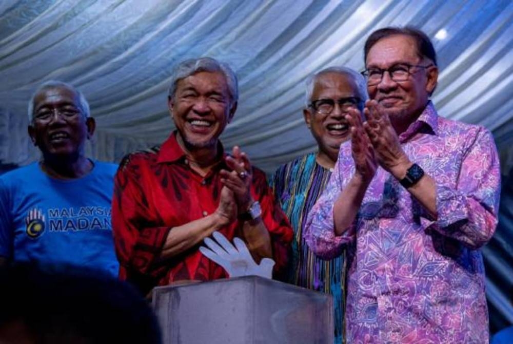 Ahmad Zahid bersama Anwar ketika hadir pada Himpunan Madani Kedah di Dataran Stargate, di Alor Setar, malam tadi. - Facebook Anwar Ibrahim