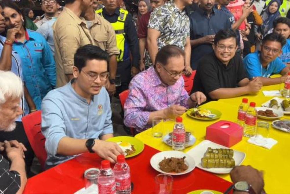 Anwar meluangkan masa kira-kira 30 minit menikmati makanan di kedai 'Iman Koeyteow Kerang' di Alor Setar malam tadi. - Foto Awani