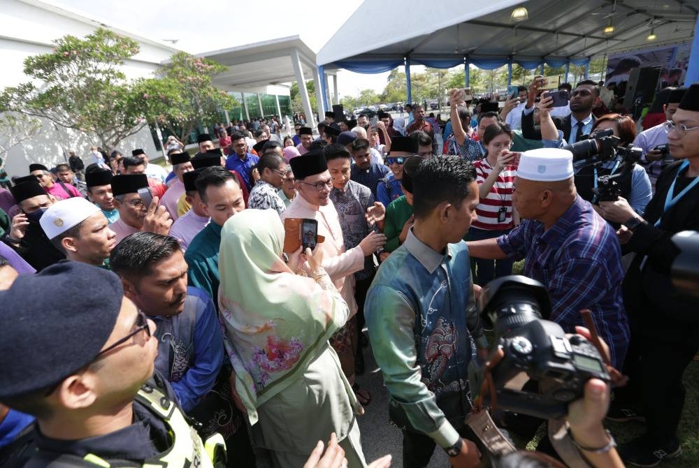 Ketibaan Anwar disambut orang ramai sempena sambutan Majlis Terbuka Aidilfitri Malaysia Madani di Kedah.