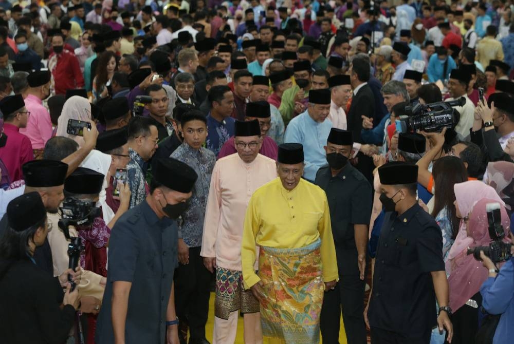 Sultan Sallehuddin diiringi Anwar dan Muhammad Sanusi ketika hadir ke Rumah Terbuka Malaysia Madani.