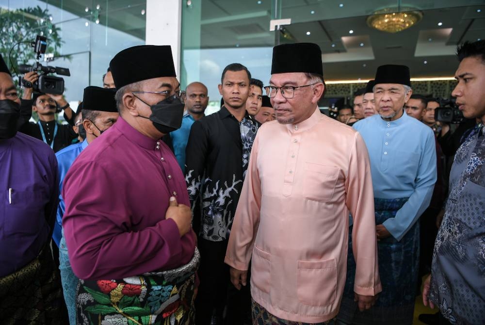 Anwar bersama Menteri Besar Kedah, Datuk Seri Muhammad Sanusi Md Nor (kiri) pada majlis Rumah Terbuka Aidilfitri Malaysia Madani pada Sabtu. - Foto Bernama