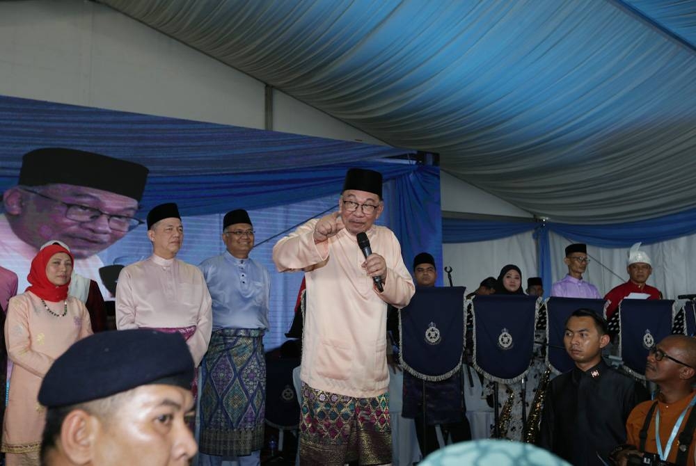 Anwar ketika berucap di hadapan pengunjung yang hadir memeriahkan Majlis Rumah Terbuka Aidilfitri Malaysia Madani.