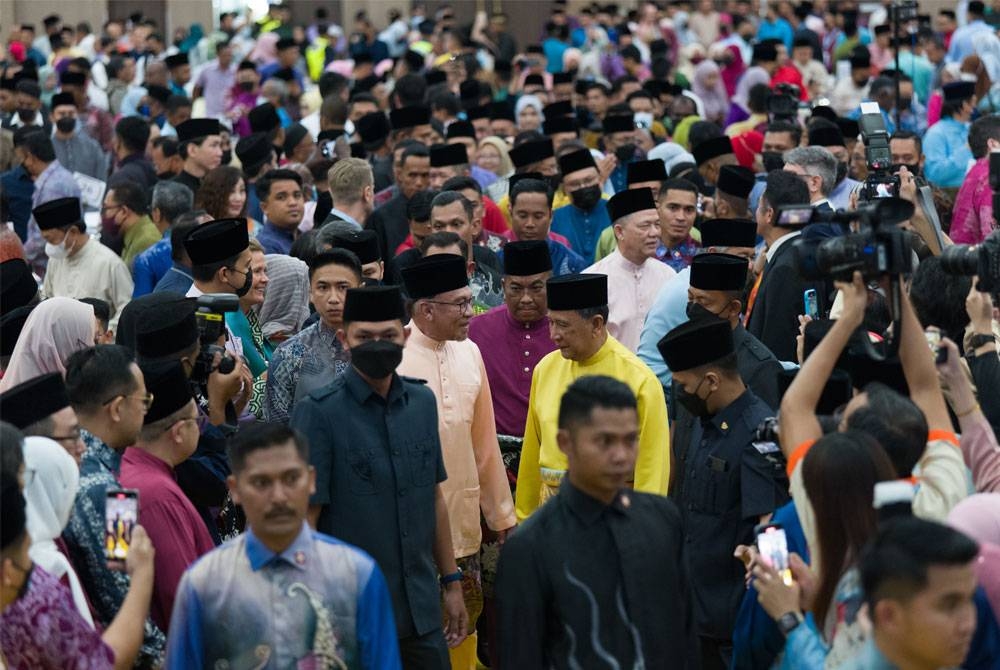 Sultan Sallehuddin berkenan mencemar duli berangkat ke Majlis Rumah Terbuka Aidilfitri Malaysia Madani pada Sabtu. - Foto Bernama