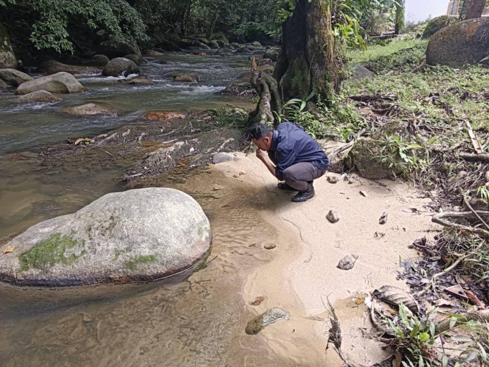 Anggota LUAS memeriksa kandungan air di Sungai Batu.