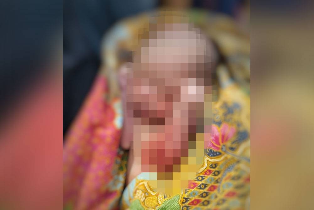 Bayi lelaki mempunyai kesan berdarah tanpa tali pusat yang ditinggalkan di atas papan di bawah sebatang pokok berhampiran rumahnya di Kampung Peramu Tanjung Lumpur, Kuantan pada Sabtu.