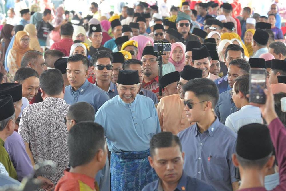 Ahmad Zahid (tengah) ketika hadir Majlis Rumah Terbuka Aidilfitri UMNO Bahagian Pasir Salak di Kampong Gajah pada Sabtu.