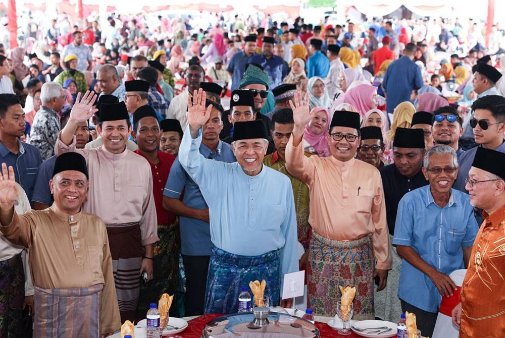 Ahmad Zahid bergambar ketika hadir pada Majlis Rumah Terbuka Aidilfitri UMNO Bahagian Pasir Salak di Dataran UMNO, Pekan Kampung Gajah hari ini. - Foto: Bernama