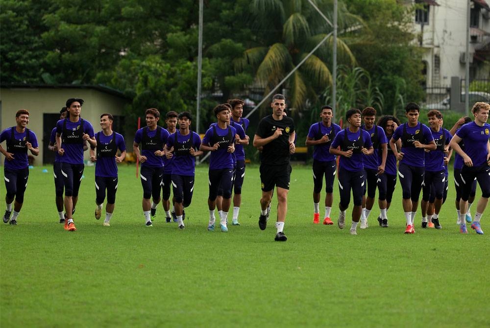 Pemain Harimau Muda giat menjalani latihan bagi persiapan Sukan SEA Kemboja 2023 di Wisma FAM pada Sabtu.