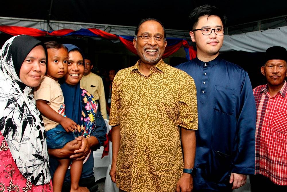 Zambry (tiga dari kanan) bergambar bersama tetamu yang hadir pada Majlis Rumah Terbuka Hari Raya di Dewan Komuniti Cempaka Sari. - Foto Bernama