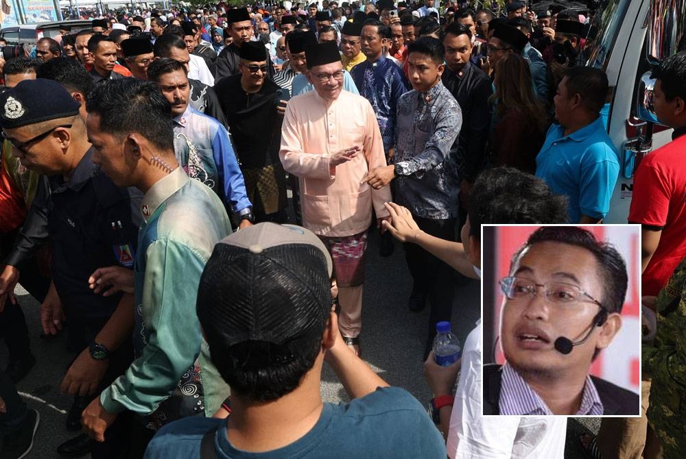 Anwar Ibrahim beramah mesra dengan orang ramai pada Majlis Rumah Terbuka Aidilfitri Malaysia Madani pada Sabtu. - Foto Bernama (Gambar kecil: Mohamad Tawfik)