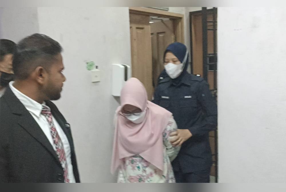 Nor Huzaimah dibawa keluar dari Mahkamah Sesyen Johor Bahru selepas dibenar ikat jamin RM5,000.