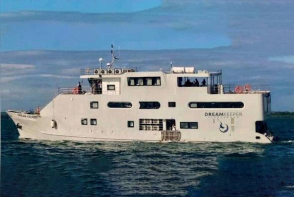 Kapal M/Y Dream Keeper itu karam kira-kira pukul 7 pagi waktu tempatan Ahad. Foto: Twitter coastguardph