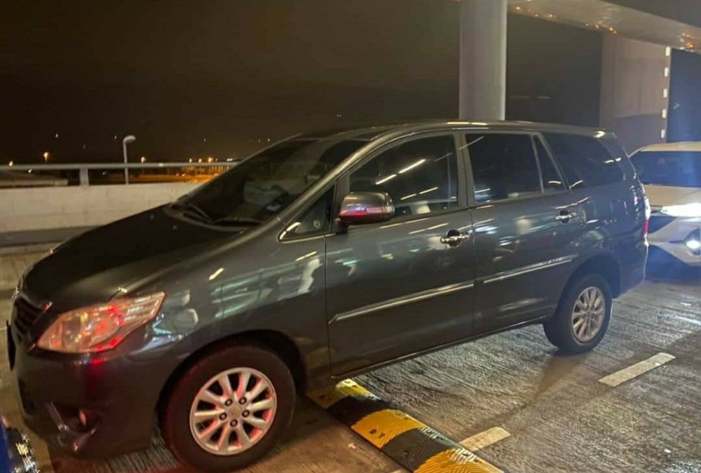 JPJ menyita sebuah MPV jenis Toyota Innova yang digunakan bagi menawarkan perkhidmatan kereta sewa tidak berlesen atau secara haram di KLIA 2, Sepang pada Jumaat. - Foto: JPJ Selangor