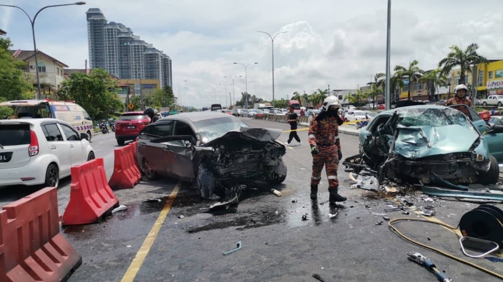 Keadaan kenderaan yang terlibat kemalangan sehingga menyebabkan dua maut dan seorang parah dalam kejadian di Jalan Sulaman, Kota Kinabalu.