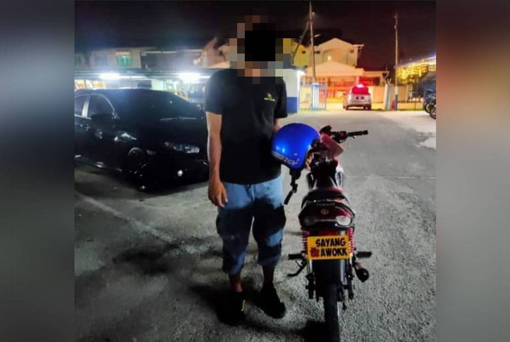 Lelaki berusia 25 tahun ditahan kerana menggunakan nombor pendaftaran &#039;sayang awok&#039; pada motosikal ditunggangnya.