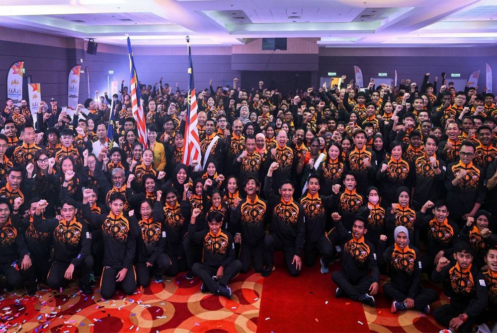 Hannah bergambar bersama barisan atlet negara pada Majlis Penyerahan Jalur Gemilang Kontinjen Malaysia ke Temasya Sukan SEA ke-32 Kemboja 2023 di Casa 4, Majlis Sukan Negara (MSN), Bukit Jalil. - Foto Bernama