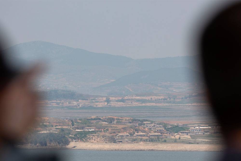 Pemandangan daerah Gaepung-gun di Zon Bebas Tentera (DMZ) di sebelah Korea Utara seperti yang dilihat dari Ganghwa, bandar Incheon, Korea Selatan. - Foto EPA