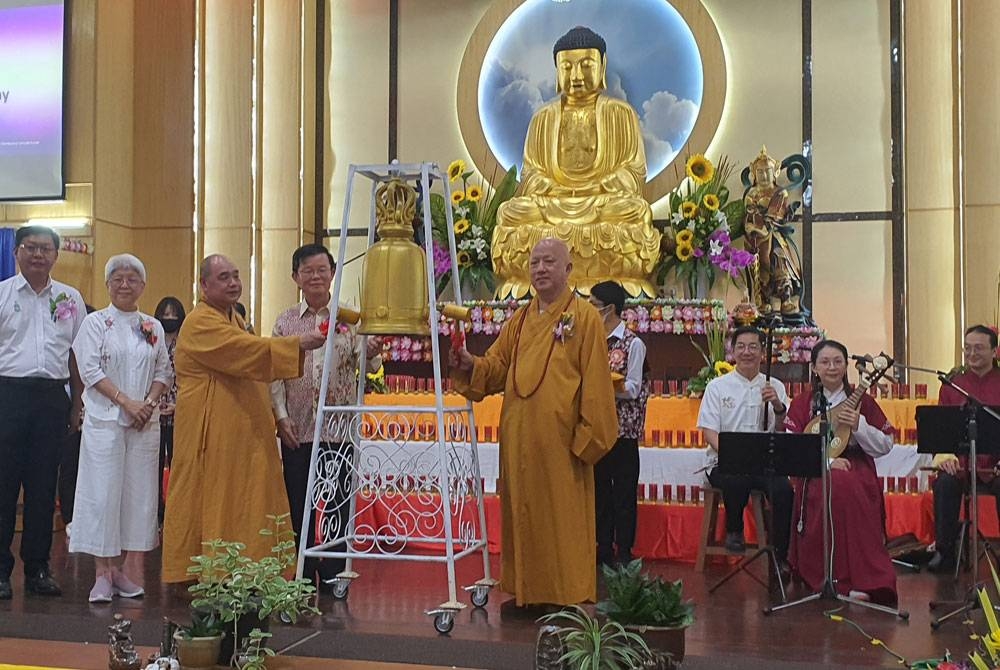 Kon Yeow (empat dari kiri) ketika merasmikan Sambutan Hari Wesak 2023 yang diadakan di Bangunan Persatuan Buddha Malaysia di Jalan Burma pada Ahad.