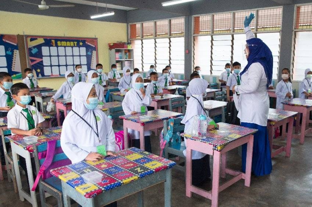 KPM membenarkan sekolah ditutup sekiranya cuaca panas berada pada tahap amaran dua dengan suhu tertinggi melebihi 37 darjah celsius selama tiga hari berturut-turut. - Gambar hiasan