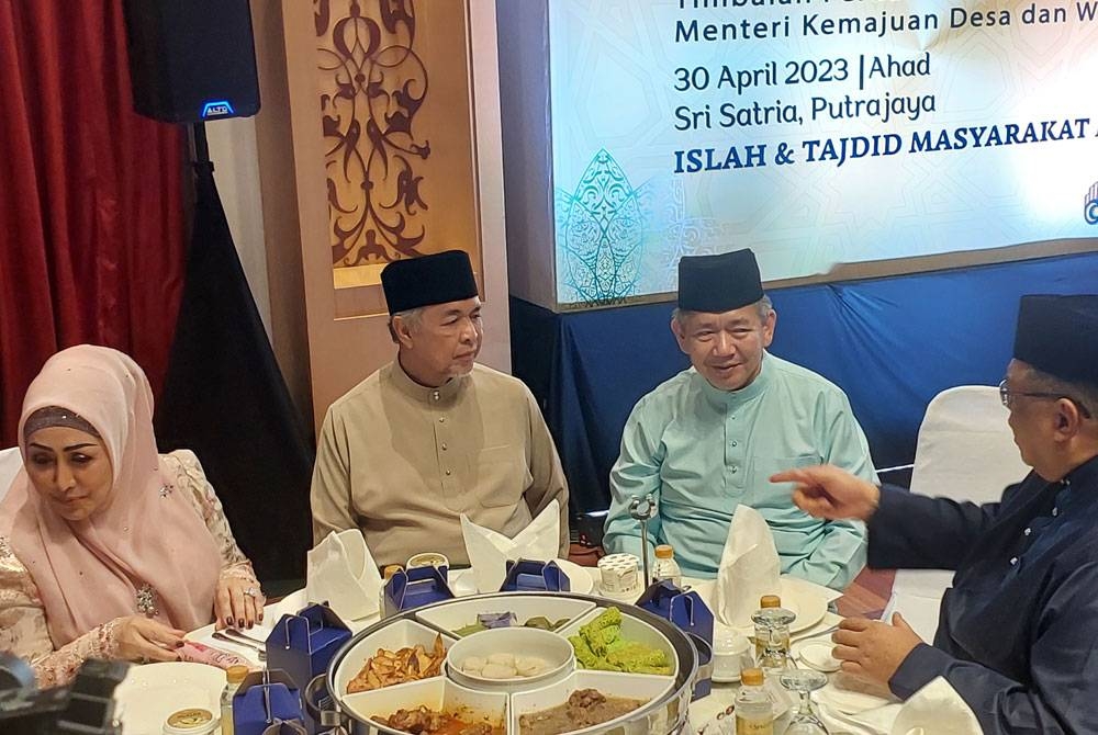 Zahid (dua dari kiri) bersama Timbalan Presiden Amanah, Datuk Seri Salahuddin Ayub di Majlis Rumah Terbuka Aidilfitri di Kediaman Rasmi Timbalan Perdana Menteri di Sri Satria pada Ahad.