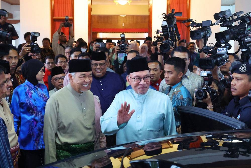 Anwar melambaikan tangan kepada tetamu pada majlis Rumah Terbuka Aidilfitri Timbalan Perdana Menteri di Sri Satria pada Ahad. - Foto Bernama