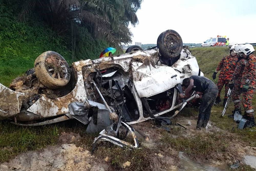 Anggota bomba mengeluarkan mangsa yang tersepit di bawah MPV selepas terbabas dan terbalik di Kilometer 43.2 Lebuhraya Senai-Desaru, Pasir Gudang, pada Ahad.