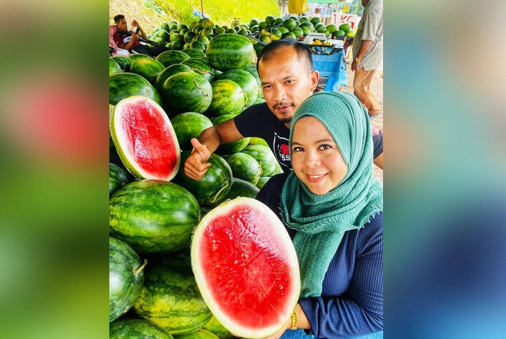 Noor Akma dan Nazli bersama hasil tembikai manis tanpa biji yang laris sepanjang musim panas.