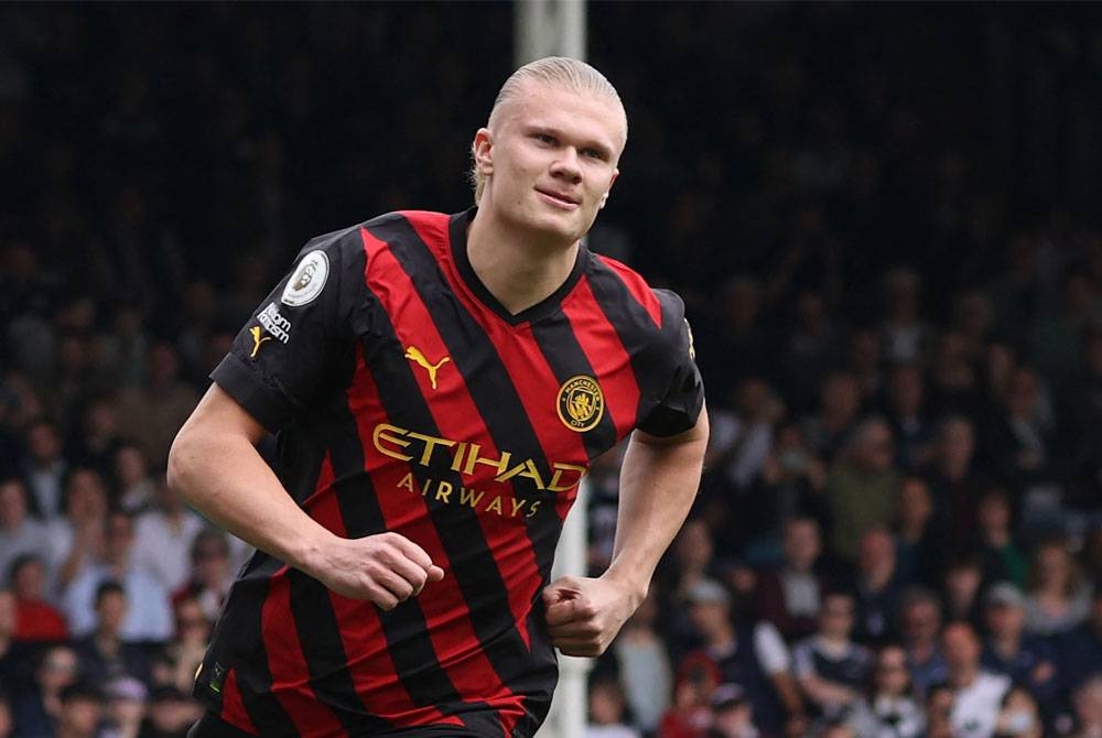 Haaland meraikan kejayaan selepas menjaringkan gol pembukaan menerusi sepakan penalti semasa perlawanan EPL, Fulham menentang Manchester City di Craven Cottage, London. - Foto: AFP