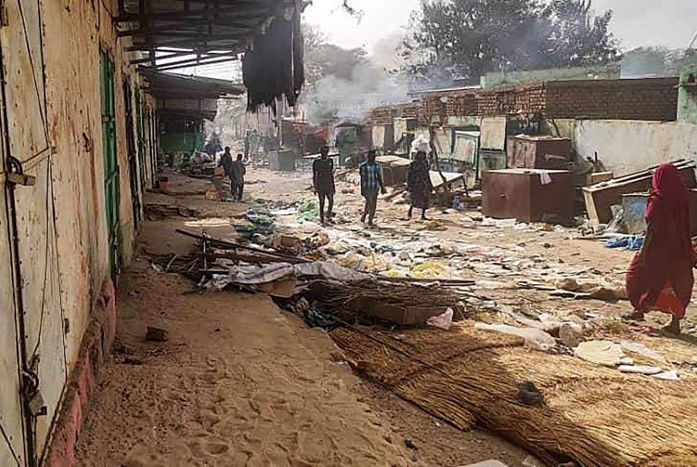 Orang ramai berjalan di pasar El Geneina, ibu kota Darfur Barat, ketika pertempuran berterusan di Sudan antara tentera dua jeneral saingan pada Sabtu. - Foto AFP