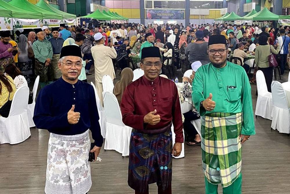 Takiyuddin (tengah) di Rumah Terbuka Aidilfitri Parlimen dan Pas Kawasan Kota Bharu di Dewan Jubli Perak Majlis Perbandaran Kota Bharu Badaraya Islam (MPKB-BRI), Kota Bharu pada Isnin.