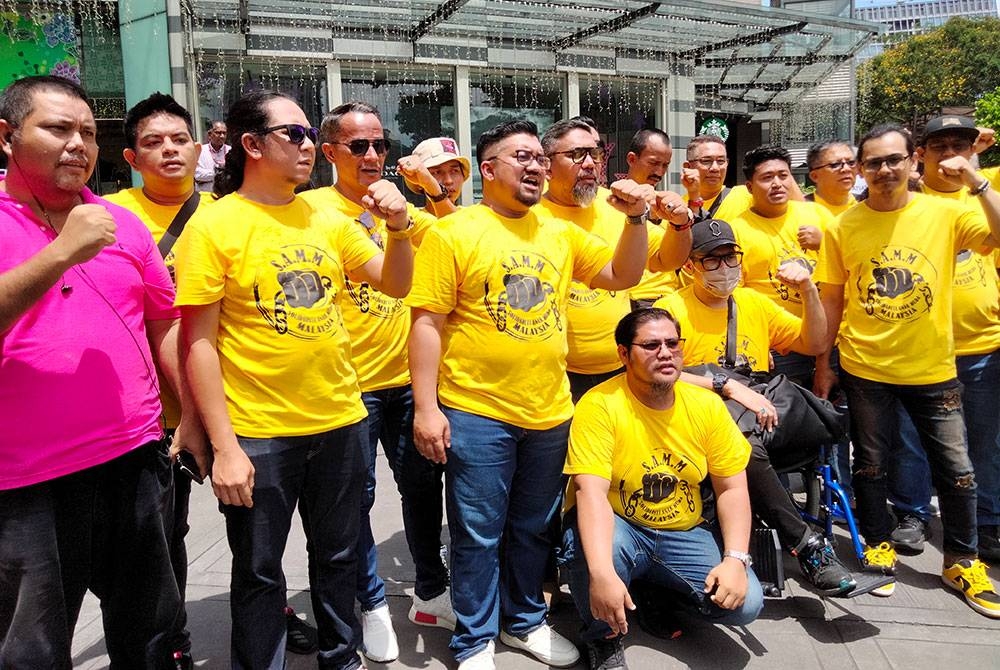 Badrul (empat dari kiri) bersama sebahagian ahli SAMM selepas pelancaran Gerakan Rakyat pada Isnin.