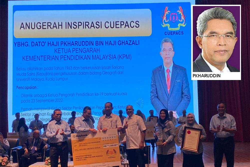 Zulkapli (dua dari kiri) menyampaikan Anugerah Inspirasi Cuepacs kepada wakil Datuk Pkharuddin Ghazali sempena sambutan Hari Pekerja Cuepacs 2023 di Auditorium Cempaka Sari, Putrajaya pada Isnin.