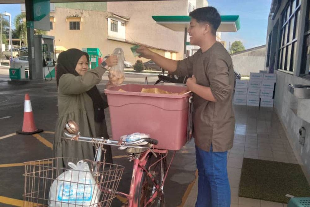 Syamer Ariff menggunakan basikal tua arwah bapanya untuk berniaga karipap hasil air tangan ibunya.