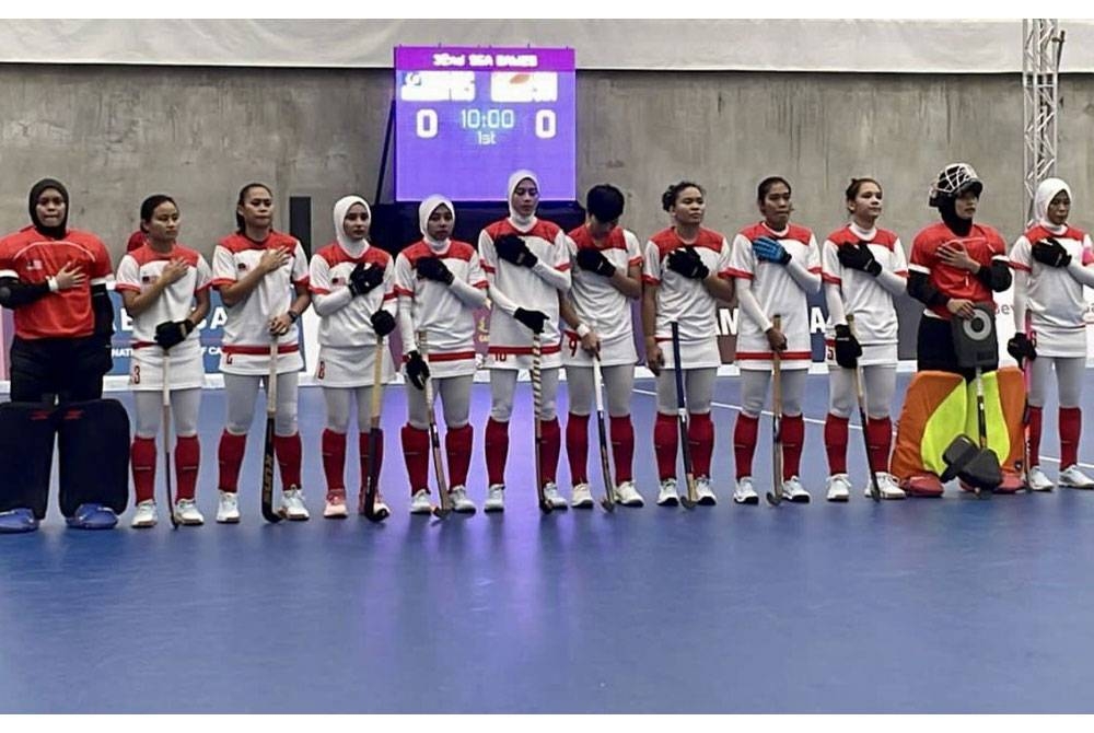 Skuad hoki dalam dewan wanita negara menewaskan Singapura 8-0. - Foto Facebook MHC