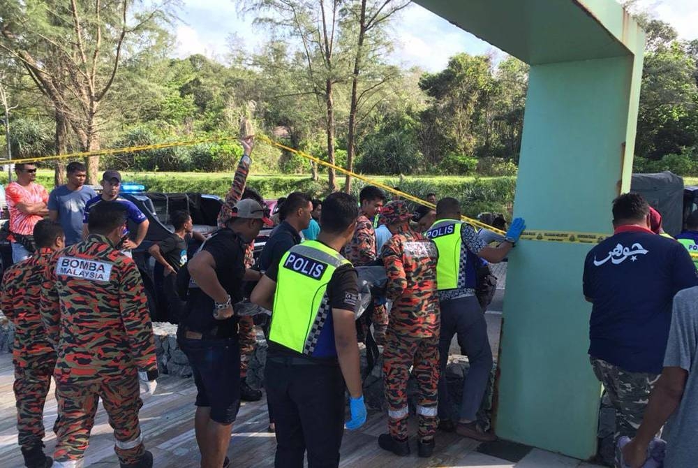 Pihak bomba membantu mengangkat kedua-dua mangsa lemas sebelum menyerahkan kepada polis untuk tindakan lanjut dalam kejadian di Pantai Tanjung Buloh, Tanjung Sedeli pada Isnin.