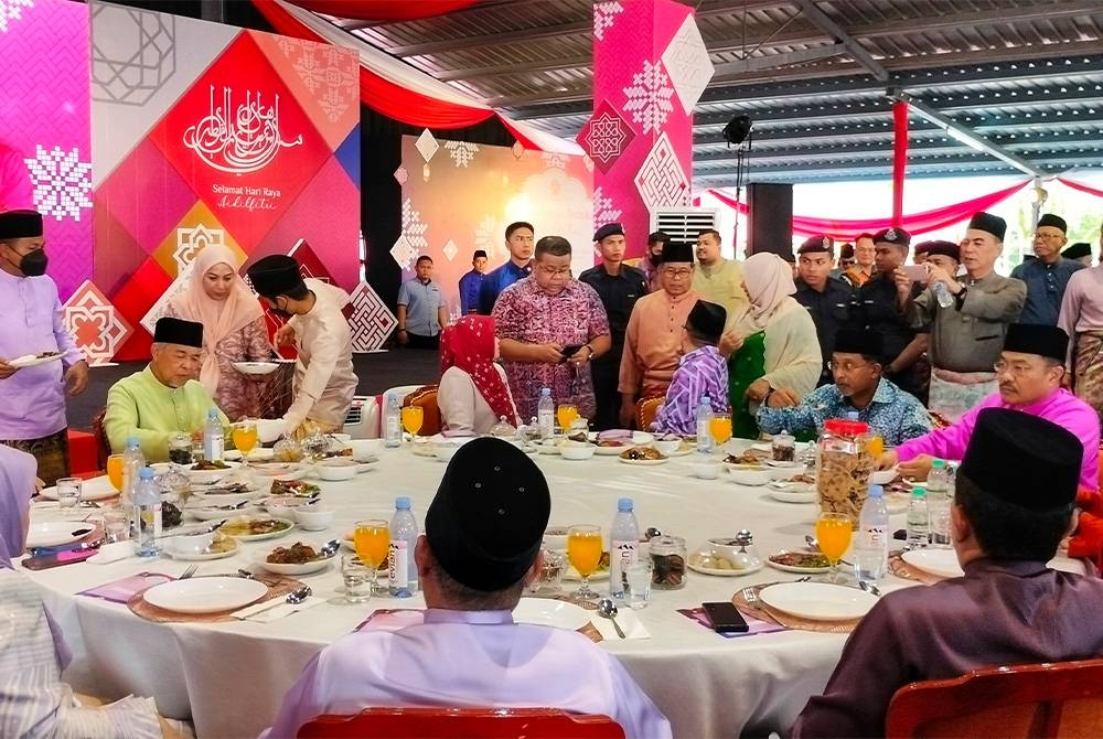 Ahmad Zahid (tengah) hadir dalam Majlis Rumah Terbuka Aidilfitri Badan Perhubungan UMNO Pahang di Sungai Koyan, Lipis pada Isnin.