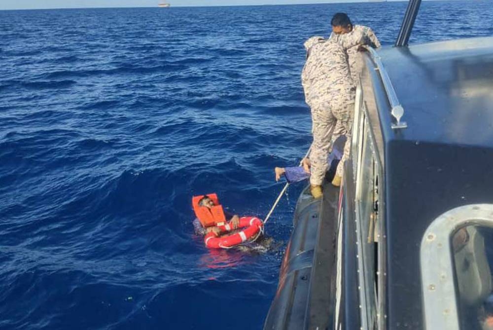 Anggota maritim menyelamatkan salah seorang daripada dua kru kapal dari Afrika pada kedudukan 37.5 batu nautika timur laut di Tanjung Sedili dekat Kota Tinggi pada Isnin.