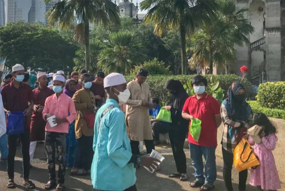 Kemeriahan 1 Syawal di Masjid Negara dicemari dengan kehadiran peminta sedekah etnik Rohingya termasuk wanita dan kanak-kanak di sepanjang laluan menuju ke ruang solat utama. - Foto: MalaysiaGazette