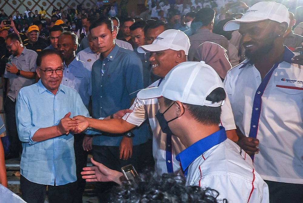 Anwar bersama warga pekerja semasa sambutan Hari Pekerja 2023 bertemakan Pekerja Pemangkin Wadah Malaysia Madani di PICC pada Isnin. - Foto Bernama