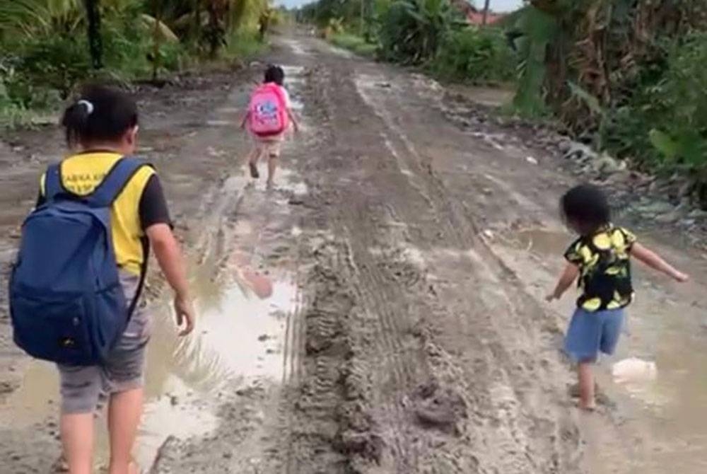 Murid terpaksa berjalan kaki selama 20 minit dan memakai pakaian biasa ketika melalui jalan berlumpur bagi mengelak pakaian seragam sekolah kotor terkena lumpur di Jalan Siantan Kota Klias Beaufort.