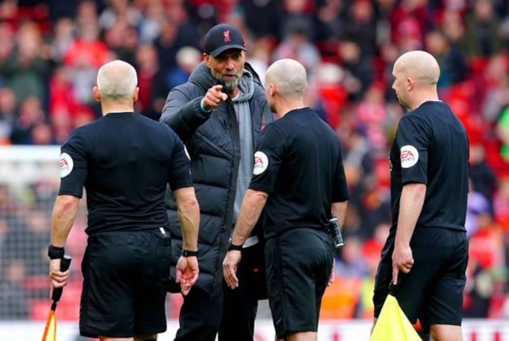 Klopp (dua dari kiri) dilihat bertekak dengan pegawai perlawanan. - Foto Agensi